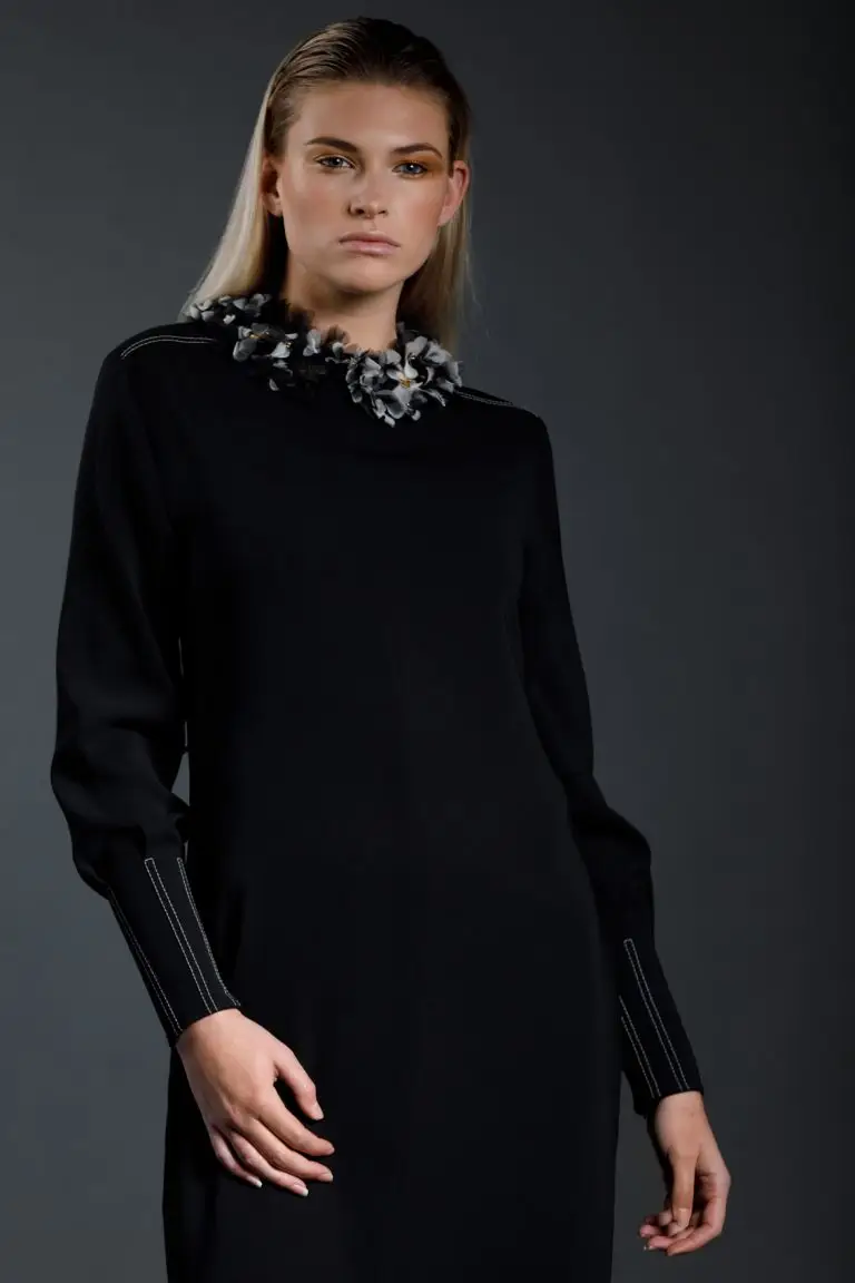 Model Rianne wearing embroidered couture collar in black and ecru with silk organza flowers and golden accents, by Saskia ter Welle