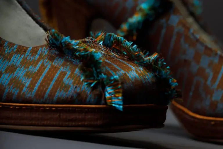 Close-up of silk-covered pumps in brown and green tones, part of couture ensemble by Saskia ter Welle for the ambassador’s wife