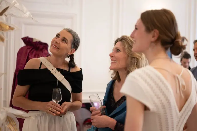 Female artist presenting her work to a mother and daughter during the Pop Up exhibition at Atelier Néerlandais in Paris