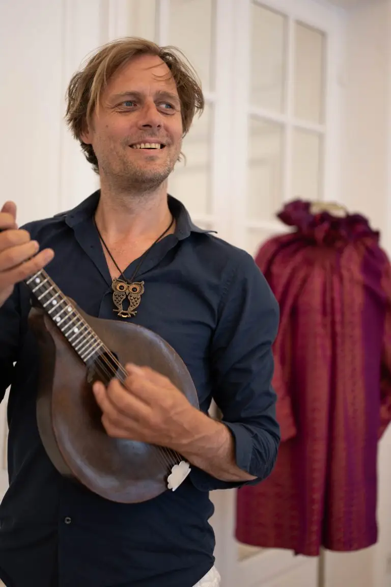 Artist Ibo Bakker performing during the opening of the Pop Up exhibition at Atelier Néerlandais in Paris