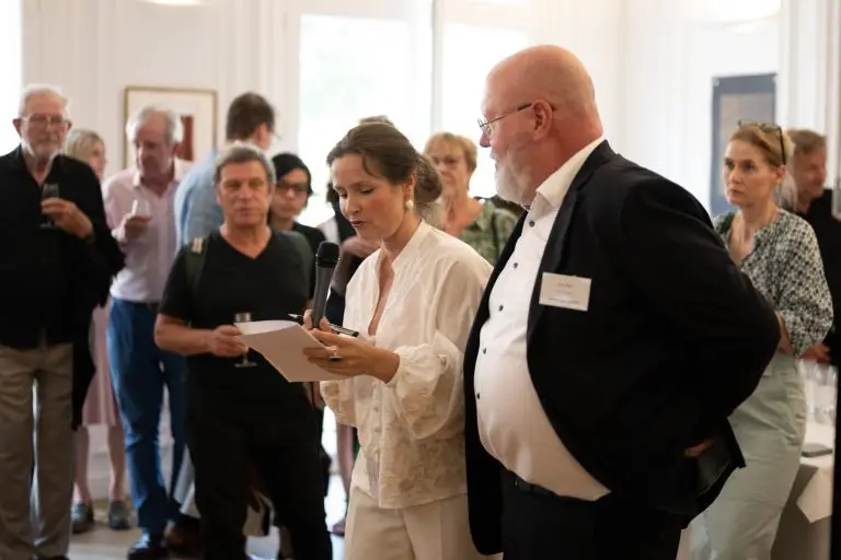 Lilian Widdershoven giving the opening speech at the Pop Up exhibition in Atelier Néerlandais, Paris
