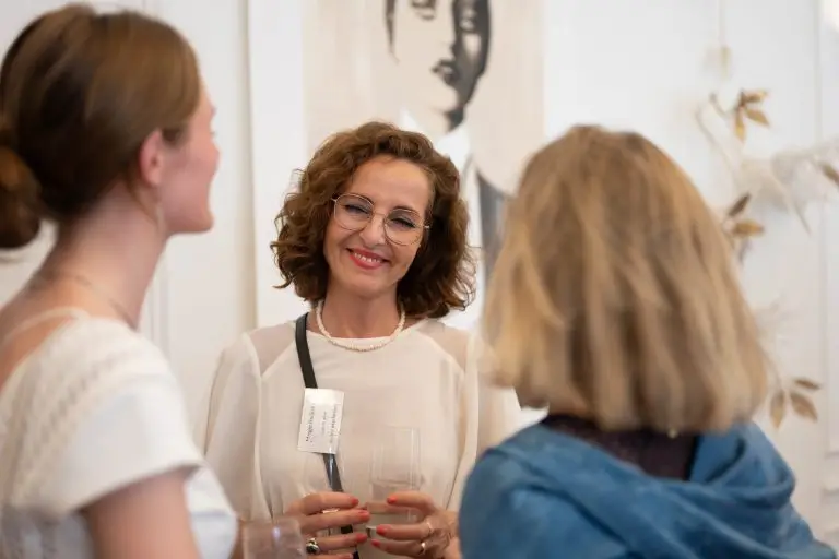 Women in conversation during the opening of the Pop Up exhibition at Atelier Néerlandais in Paris, featuring artist Saskia ter Welle with visitors